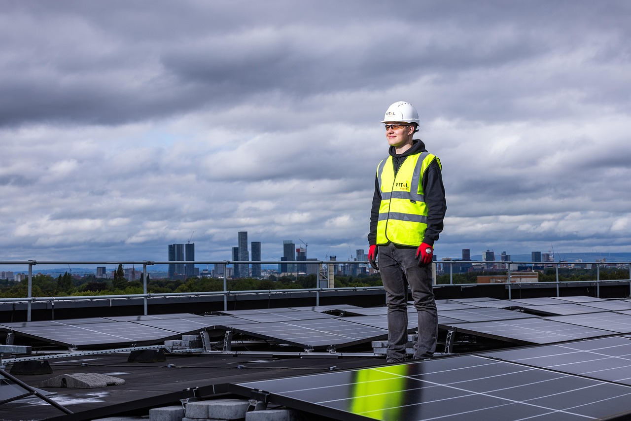 Groene dakterras met zonnepanelen en bloemen. Groene dakterras met zonnepanelen en bloemen.