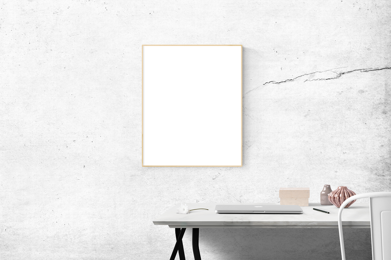 Zonlicht valt door grote ramen in minimalistisch huis. Zonlicht valt door grote ramen in minimalistisch huis.
